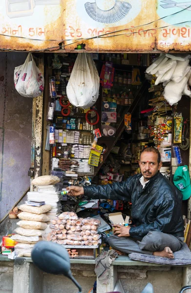 Ahmedabad, Índia - 28 de dezembro de 2014: Indiano não identificado que vende produtos de variedades no mercado em Ahmedabad — Fotografia de Stock