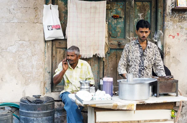 Ahmedabad, Indie - 28 prosinec 2014: Neznámý indický muž prodávající čaj na ulici v Ahmedabad — Stock fotografie