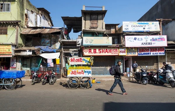 Ahmedabad, Hindistan - 28 Aralık 2014: Hint insanlar sokakta Ahmedabad — Stok fotoğraf