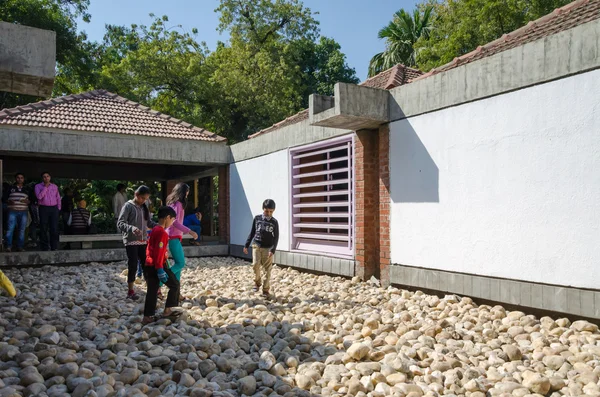 Ahmedabad, Índia - 28 de dezembro de 2014: o povo indiano visita o museu Mahatma Gandhis em Sabarmati Ashram . — Fotografia de Stock