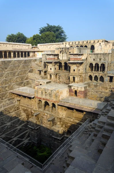 Chand Baori Stepwell i byn Abhaneri — Stockfoto