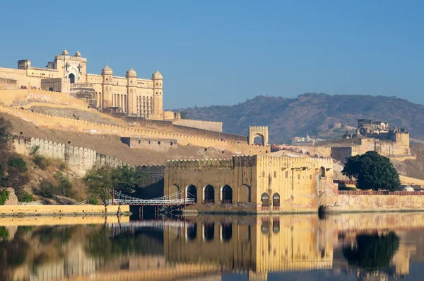 Amber fort reflektion över sjön, Jaipur — Stockfoto