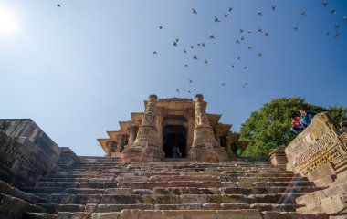 Ahmedabad, Hindistan - 25 Aralık 2014: Güneş Tapınağı Modhera Ahmedabad, Hindistan insanlar ziyaret