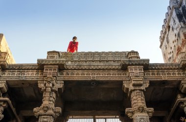 Ahmedabad, Hindistan - 25 Aralık 2014: Hint insanlar Ahmedabad Adalaj Stepwell ziyaret edin