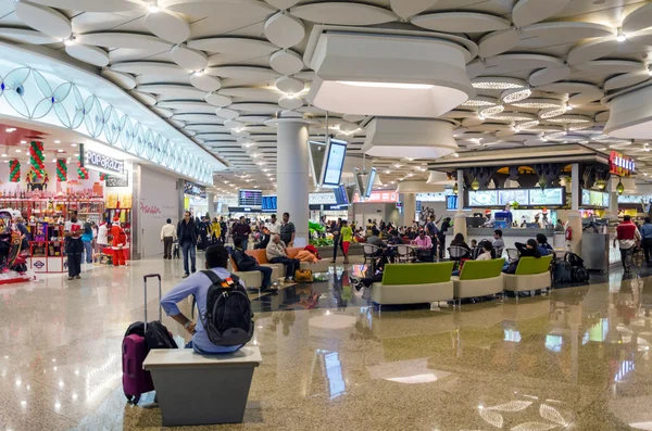 Mumbai, India - 25 de diciembre de 2014: Compras turísticas en zona franca en el Aeropuerto Internacional de Chhatrapati Shivaji — Foto de Stock