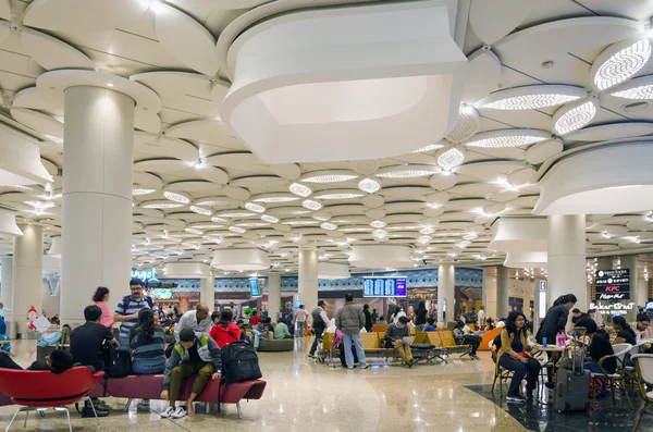 Mumbai, India - 25 de diciembre de 2014: Compras turísticas en zona franca en el Aeropuerto Internacional de Chhatrapati Shivaji —  Fotos de Stock