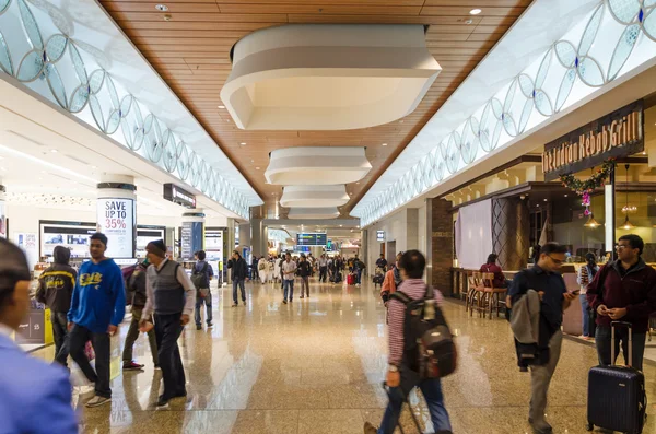 Mumbai, Índia - 25 de dezembro de 2014: Compras Turísticas na Zona Franca no Aeroporto Internacional Chhatrapati Shivaji — Fotografia de Stock