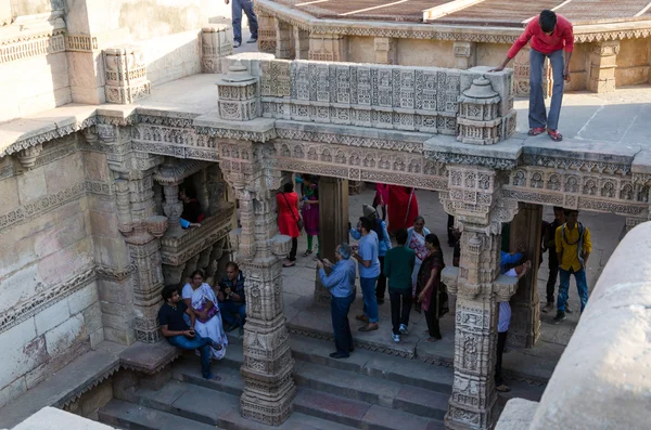 Ahmedabad, Indien - 25 December 2014: Indiska människor besöker Adalaj Stepwell i Ahmedabad — Stockfoto