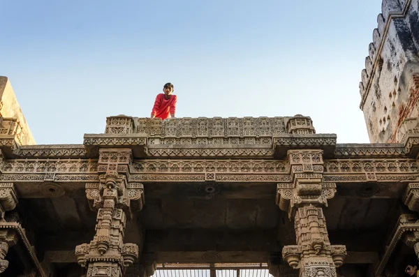 Ahmedabad, India - 25 dicembre 2014: Gli indiani visitano Adalaj Stepwell ad Ahmedabad — Foto Stock