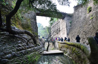 Chandigarh, Hindistan - 4 Ocak 2015: Turist ziyaret Rock heykeller Chandigarh rock Garden