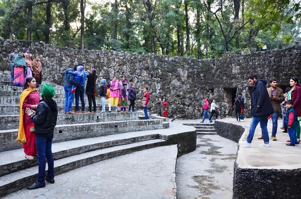 Chandigarh, Índia - 4 de janeiro de 2015: As pessoas visitam estátuas de Rock no jardim de pedra em Chandigarh — Fotografia de Stock