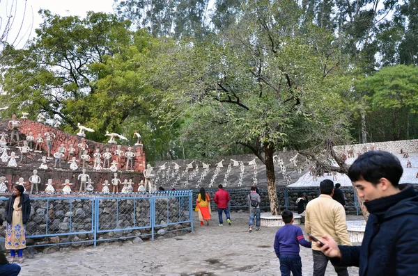 Chandigarh, Índia - 4 de janeiro de 2015: Visita turística Estátuas de Rock no jardim de pedra em Chandigarh — Fotografia de Stock