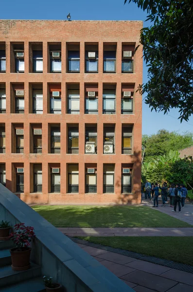 Ahmedabad, Indien - 26 December 2014: Asiatiska studenter på Indian Institute of Management. — Stockfoto