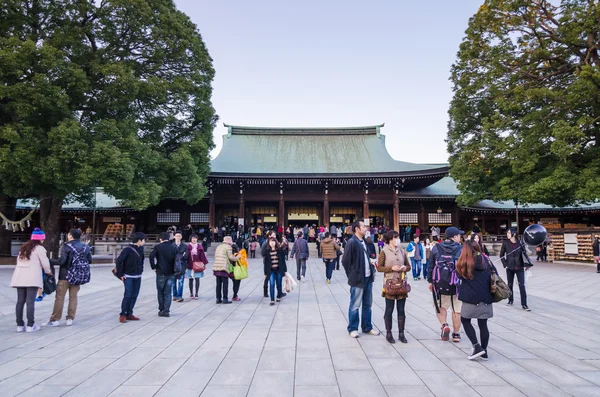 Tokio, Japonia - 23 listopada 2013: turystyczny Odwiedź meiji jingu Przybytek w parku yoyogi — Zdjęcie stockowe