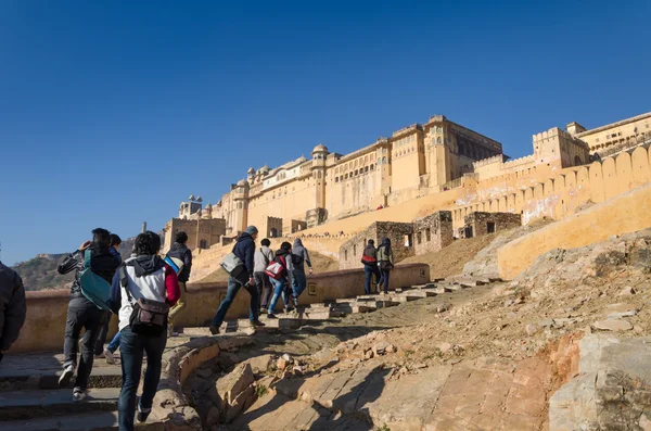 Jaipur, India - 29 December 2014: Turist besök Amber Fort nära Jaipur — Stockfoto