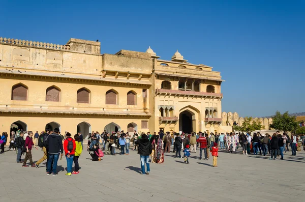 Jaipur, India - 29 December 2014: Turist besök Amber Fort nära Jaipur — Stockfoto
