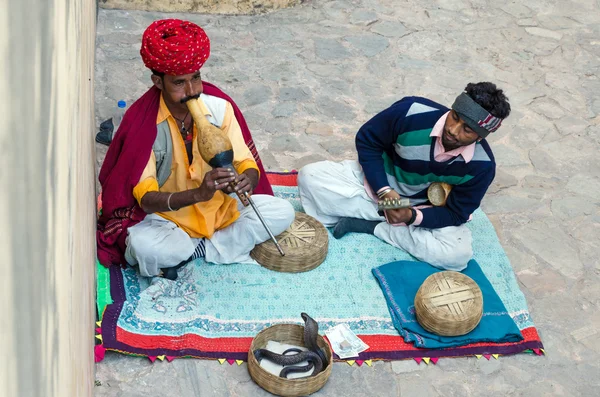 Jaipur, indien - 29. Dezember 2014: Schlangenbeschwörer spielt Flöte für die Kobra im Bernsteinfort — Stockfoto