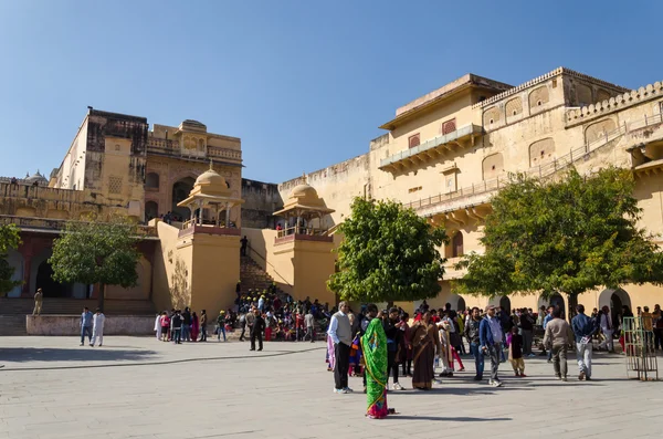 Jaipur, India - 29 Desember 2014: Wisatawan mengunjungi Amber Fort dekat Jaipur, Rajasthan — Stok Foto