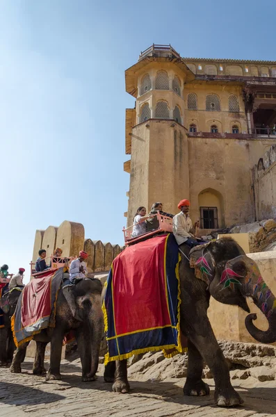 Jaipur, Indien - 29. Dezember 2014: Touristen genießen Elefantenritt im Bernsteinfort — Stockfoto