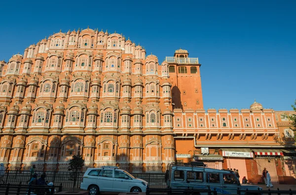 Jaipur, India - 29 de diciembre de 2014: Los turistas no identificados visitan Hawa Mahal (Palacio de los vientos ) — Foto de Stock