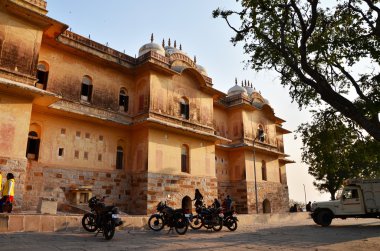 Jaipur, Hindistan - 30 Aralık 2014: İnsanlar geleneksel mimarisi, Jaipur kalede Nahargarh ziyaret edin.