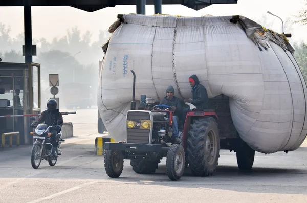 Jaipur, Hindistan - 30 Aralık 2014: Jaipur bölgesinde yoğun olarak aşırı yüklü kamyon sürüş Hintli adam, — Stok fotoğraf