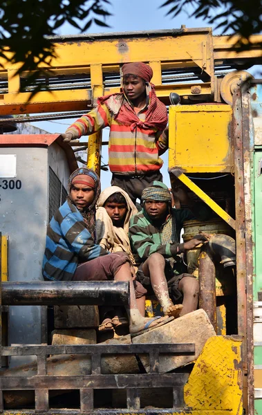 Jaipur, Índia - 30 de dezembro de 2014: Viajantes não identificados, principalmente trabalhadores da construção civil no caminhão . — Fotografia de Stock