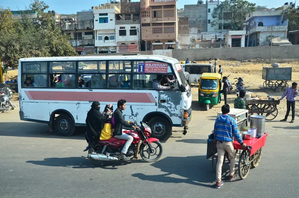 Jaipur, Índia - 30 de dezembro de 2014: indianos na rua de Jaipur . — Fotografia de Stock