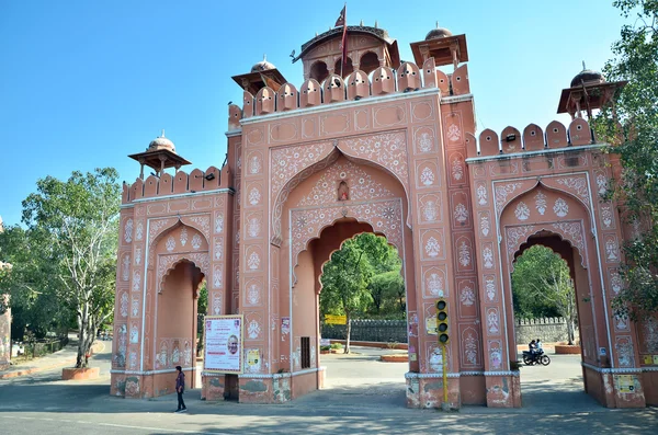 Jaipur, Índia - 30 de dezembro de 2014: indianos em Street of the Pink City em Jaipur, Rajasthan, Índia . — Fotografia de Stock