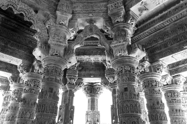 Innenarchitektur auf Felsen am Sonnentempel Modhera, ahmedab — Stockfoto