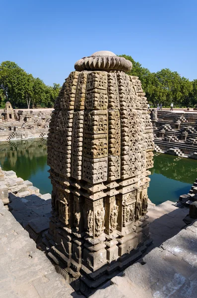 Vintage utformad mönster på klipporna vid Sun Temple Modhera, Ahmedaba — Stockfoto