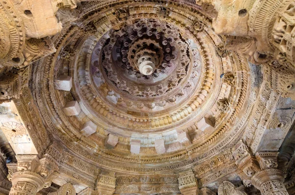 太陽寺 Modhera で岩の上に細工されたインテリア ・ デザインの屋根 — ストック写真