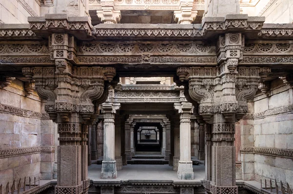 En punkts perspektiv på Adalaj Stepwell i Ahmedabad — Stockfoto