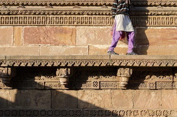 Mujer india caminando sobre hermosos patrones de frontera y diseños engr —  Fotos de Stock