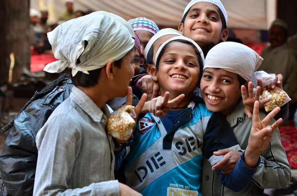 Jodhpur, India - 1 de enero de 2015: Retrato de niños indios en un pueblo de Jodhpur . —  Fotos de Stock