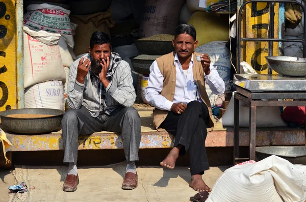 Jodhpur, India - 1 gennaio 2015: Uomini indiani non identificati sul mercato di Jodhpur, India . — Foto Stock