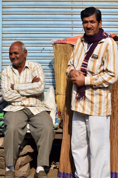 Jodhpur, Índia - 1 de janeiro de 2015: o homem indiano posa orgulhosamente em Jodhpur, Índia . — Fotografia de Stock