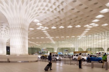 Mumbai, Hindistan - 5 Ocak 2015: Turist ziyaret nda Shivaji Uluslararası Havaalanı.