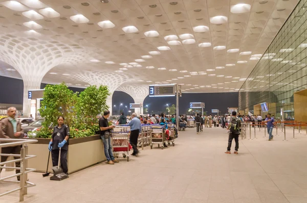 Mumbai, India - January 5, 2015: Tourist visit Chhatrapati Shivaji International Airport. — Stock Photo, Image