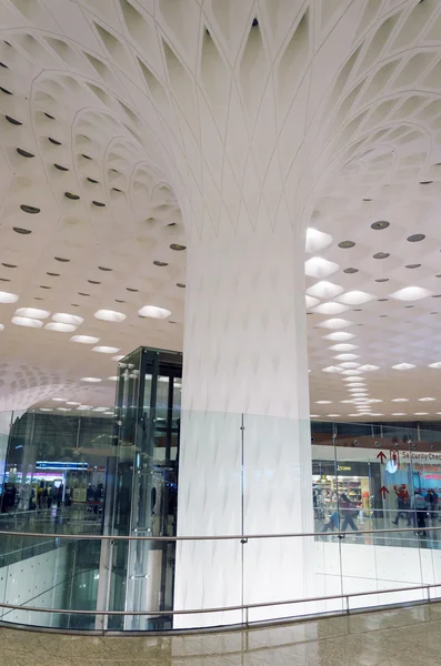 Mumbai, India - January 5, 2015: Tourist at Chhatrapati Shivaji International Airport. — Stock Photo, Image