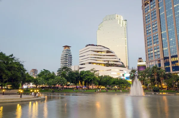 Benjasiri Park mit vielen modernen Eigentumswohnungen und Geschäftsgebäuden — Stockfoto