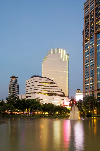 Twilight: Benjasiri Park, Bangkok. — Stock Fotó