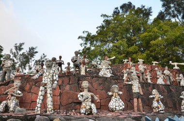 Chandigarh, Hindistan - 4 Ocak 2015: Taş heykeller rock Garden Chandigarh, Hindistan.