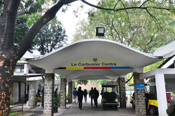 Dourados, Brazílie-4 ledna 2015: Turistické návštěvy centra Le Corbusier v Chandigarh, Indie. — Stock fotografie