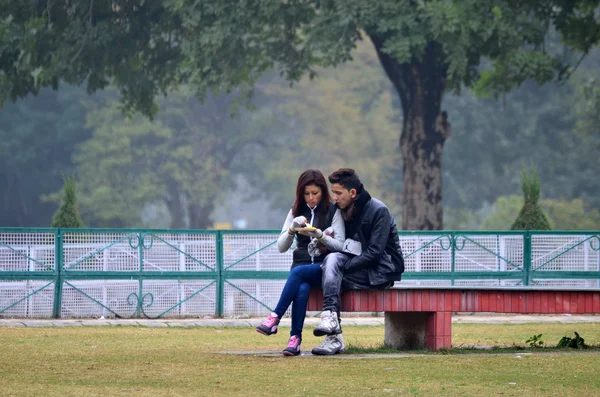 Chandigarh, India - 4 januari 2015: Indiase paar bezoek Zakir Hussain Rose Garden. — Stockfoto