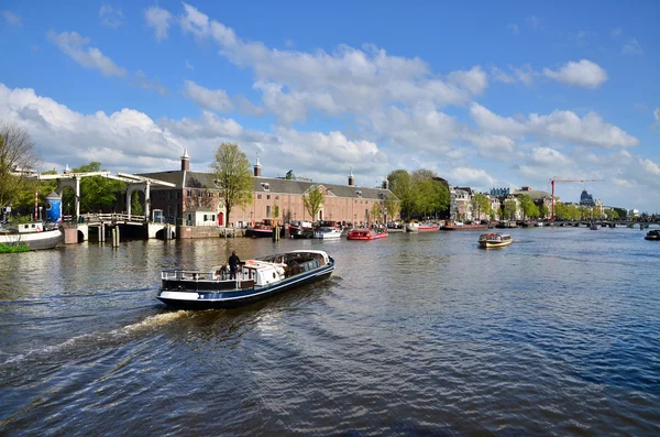 房屋和阿姆斯特丹运河上的船只 — 图库照片