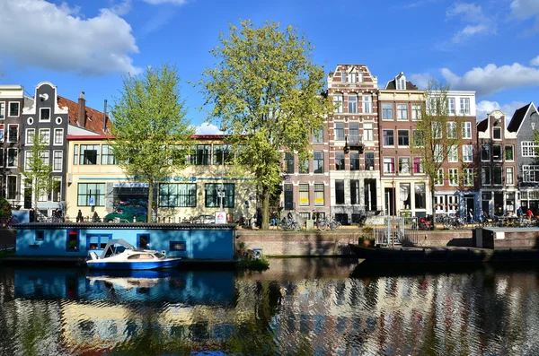Amsterdam 'da geleneksel eski binalar — Stok fotoğraf