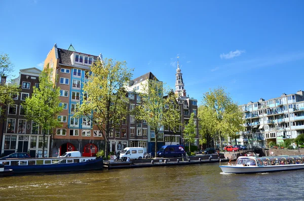 Canali di Amsterdam e case tipiche — Foto Stock