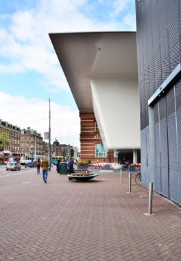 Amsterdam, Hollanda - 6 Mayıs 2015: Amsterdam'ın ünlü Stedelijk Musem kişi ziyaret