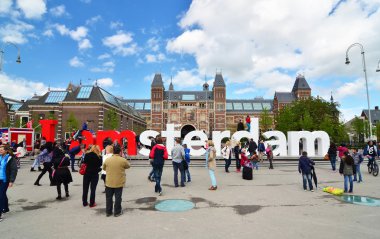 Amsterdam, Hollanda - 6 Mayıs 2015: Turist ünlü işareti 